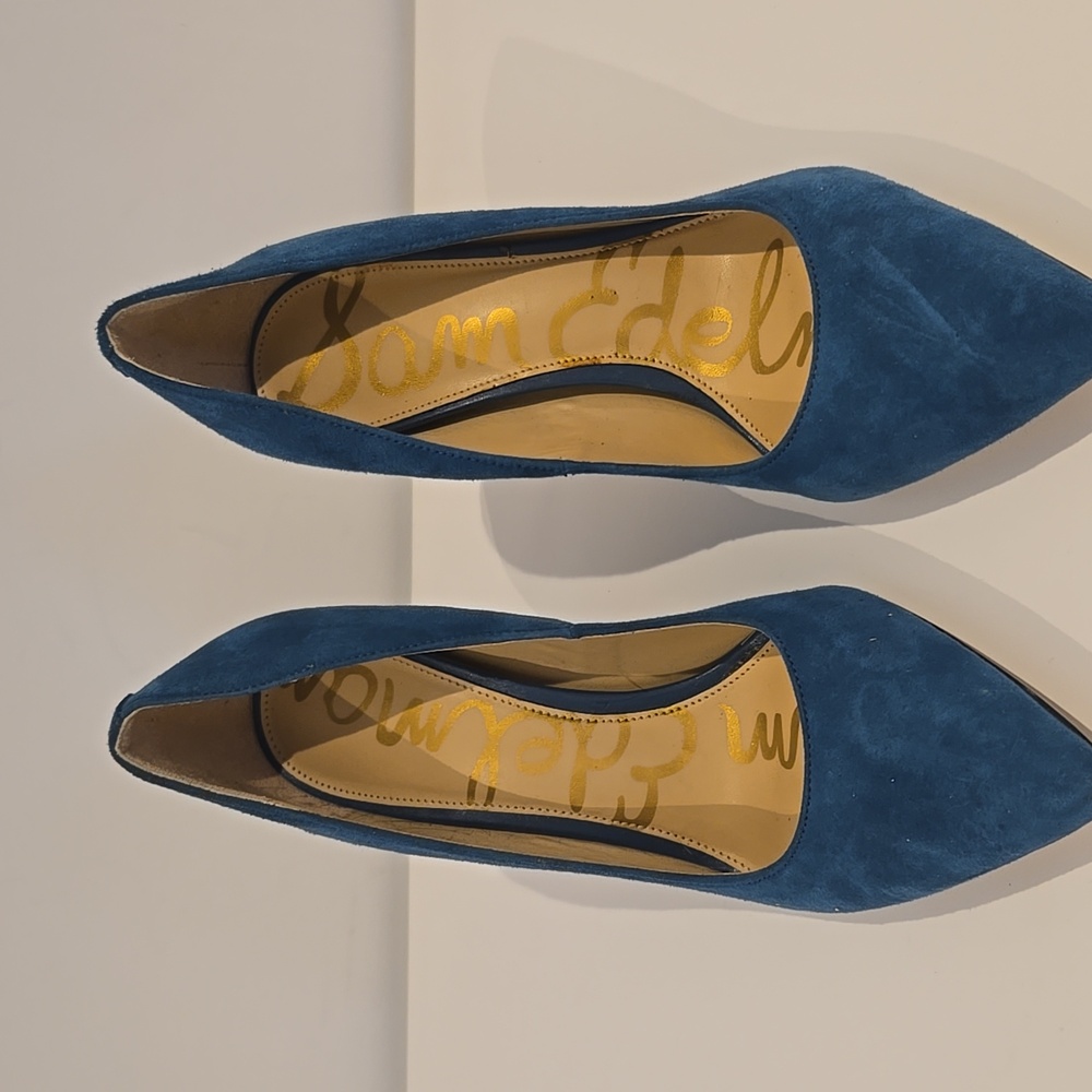 These are super cute size 7 sam edelman teal heels 👠. Worn once indoors.